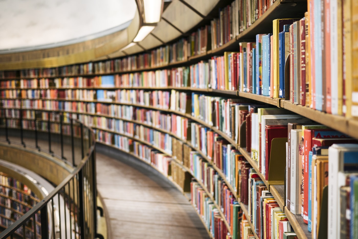 Regalwand in einer ruhigen Bibliothek